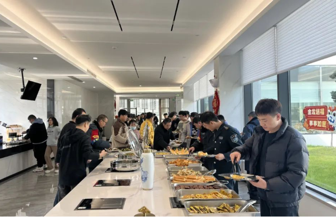 温暖迎春  共庆新年｜尊龙集团官网光电后勤保险在行动